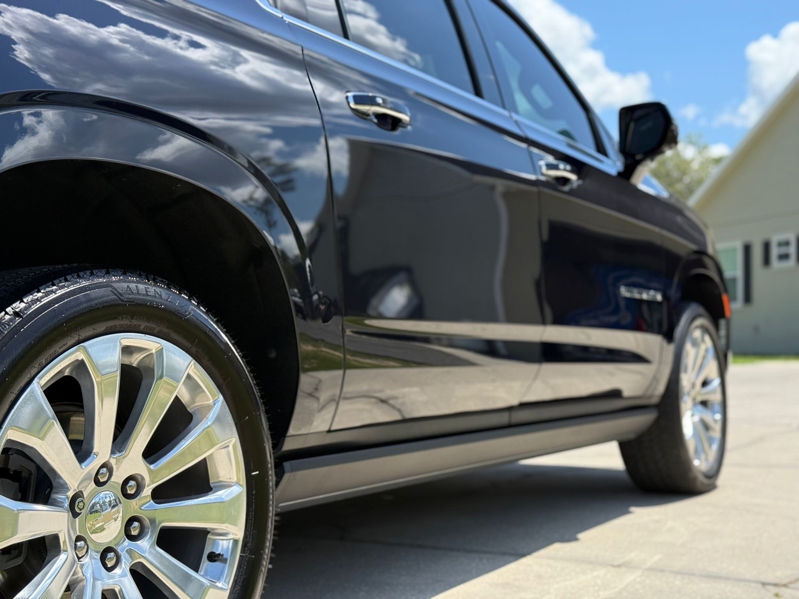 Blacked-out Cadillac Escalade, paint and wheel detail